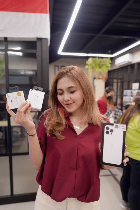 PROMO KEMERDEKAAN! DISKON 170 RIBU ATAU HEADSET LIGHTNING DAN ADAPTER TYPE C UNTUK PEMBELIAN IPHONE NEW!
