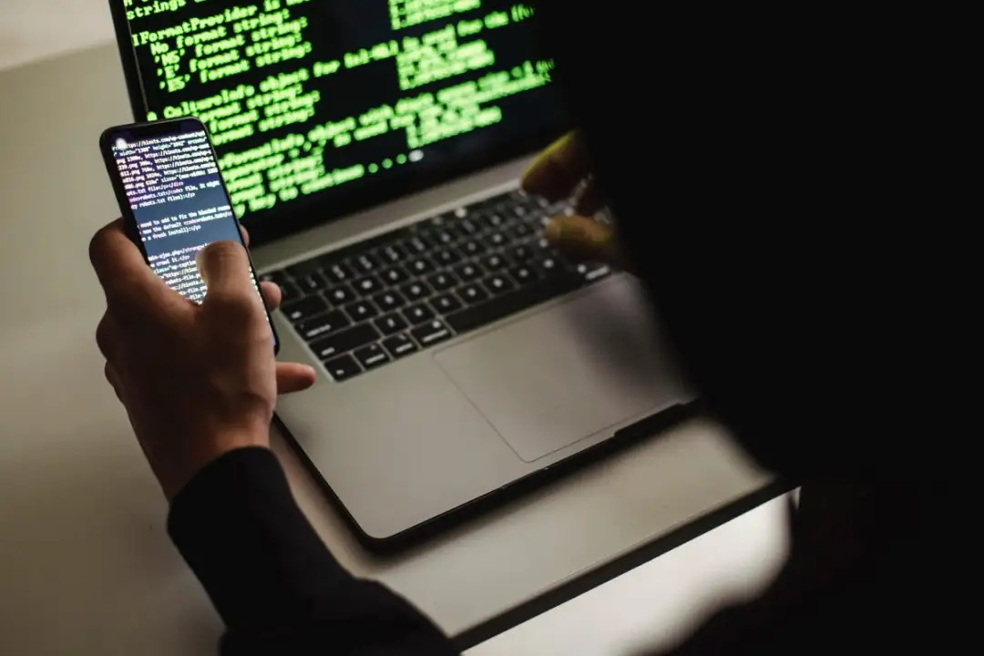 Cek Tanda-Tanda Ini, Bisa Jadi HP Kamu Lagi Di-stalk! - Image