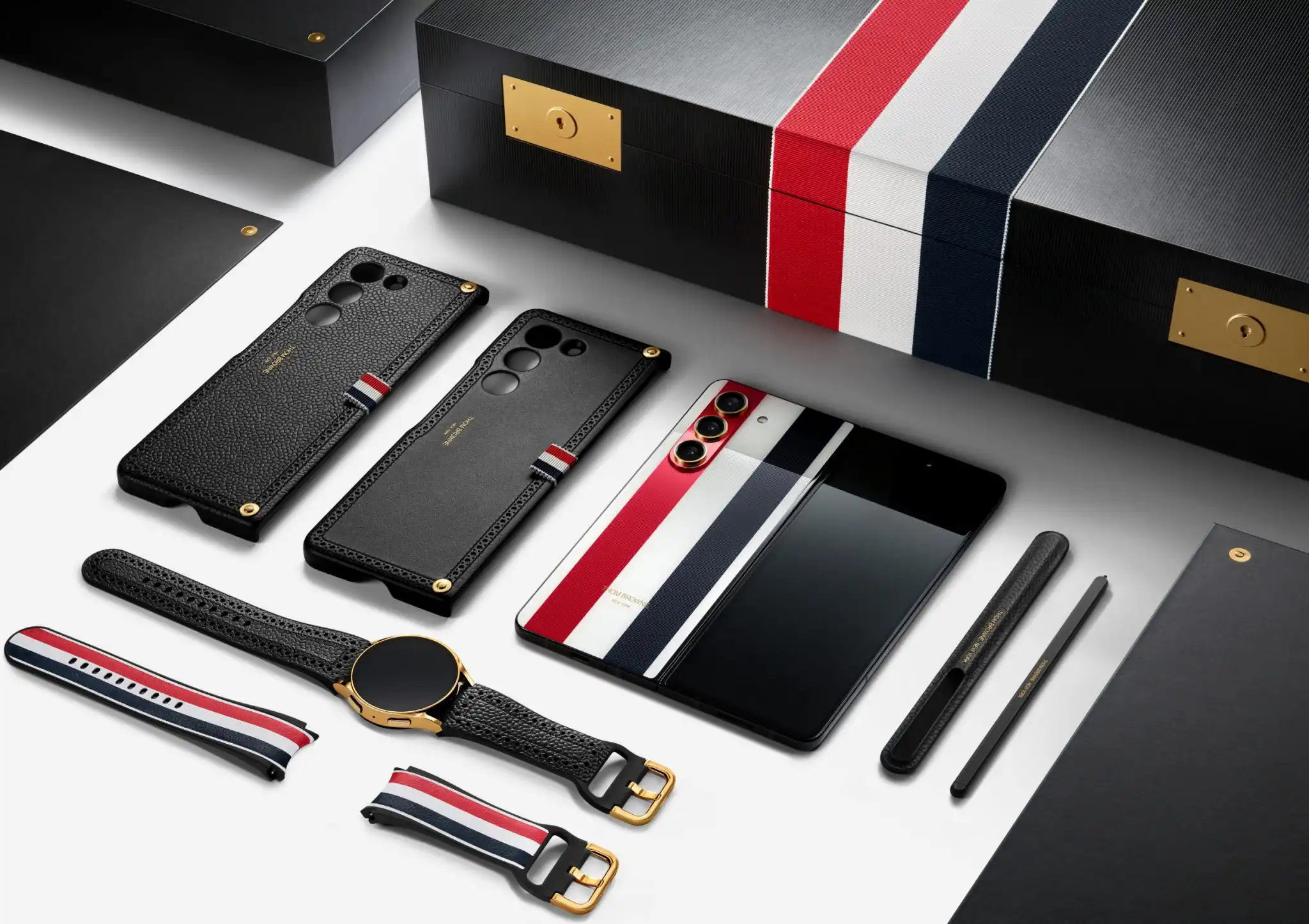 Kolaborasi Samsung dan Thom Browne di Galaxy Z Fold5 - Image