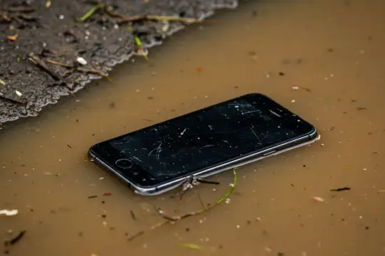 HP Terendam Banjir? Ini 5 Pertolongan Pertama yang Bisa Kamu Lakuin